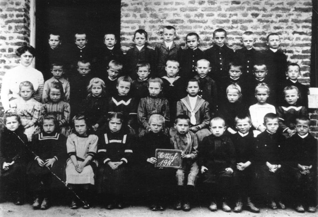 1911 - Volksschule Klassen 1-3 Frl Kneusels