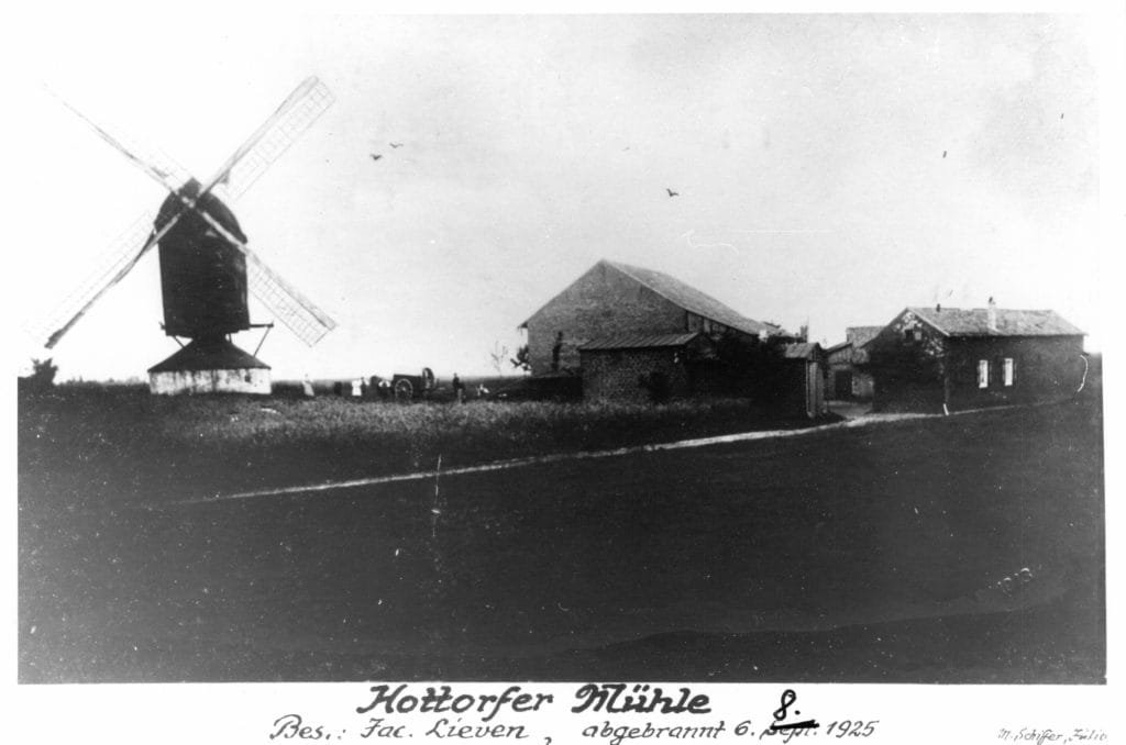 1920 zirka- Hottorfer Windmühle mit Wohn- und Wirtschaftsgebäude