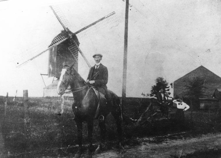 1925 - Besuch eines benachbarten Müllers bei Hottorfer Windmühle kurz vor dem Brand