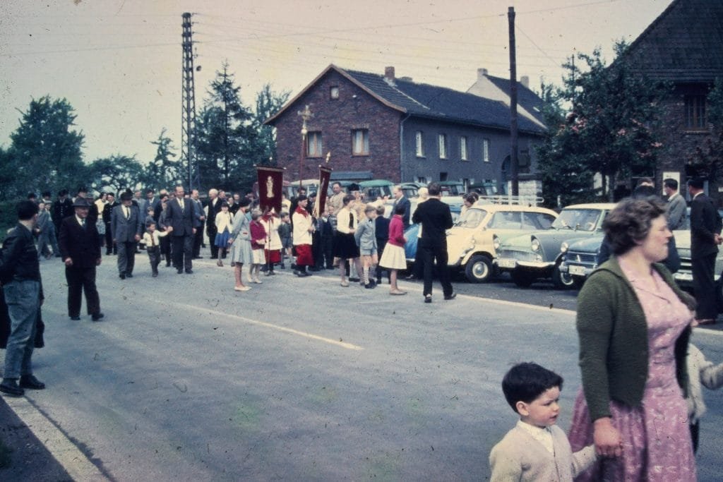 1961-05 Fahrzeugsegnung PKW an der Heerbahn2-Lübbers