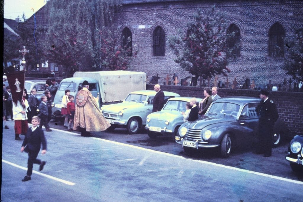 Fahrzeugsegnung PKW an der Heerbahn im Mai 1961