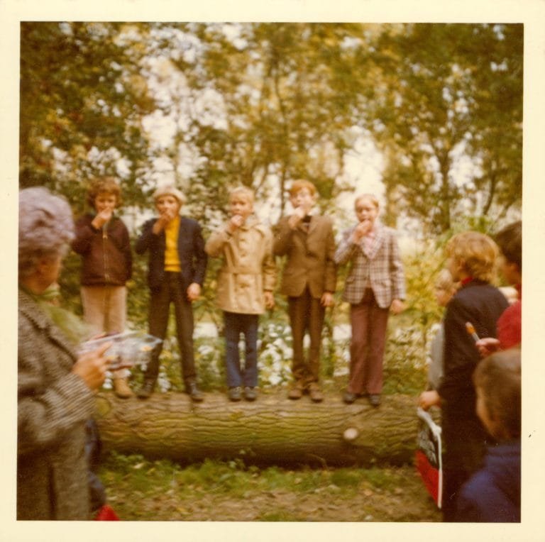 1972 zirka Kinderbetreuung - Schamkusswettessen