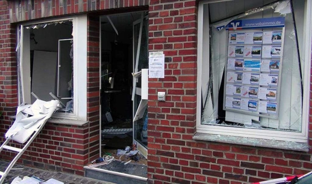 Am Gebäude der Bank entstanden durch die Explosion Schäden. Foto: Ralf Roeger, Aachener Nachrichten