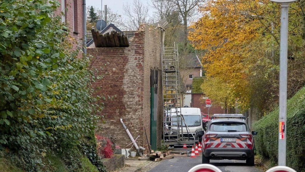 Drohender Gebäudeeinsturz: Die Stadt Linnich hat einen Teil der Dorfstraße in Hottorf voll gesperrt. Foto: Tim Schäfer, Aachener Nachrichten
