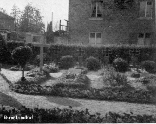 Ehrenfriedhof im Jahr 1960 mit Haus Heister im Hintergrund